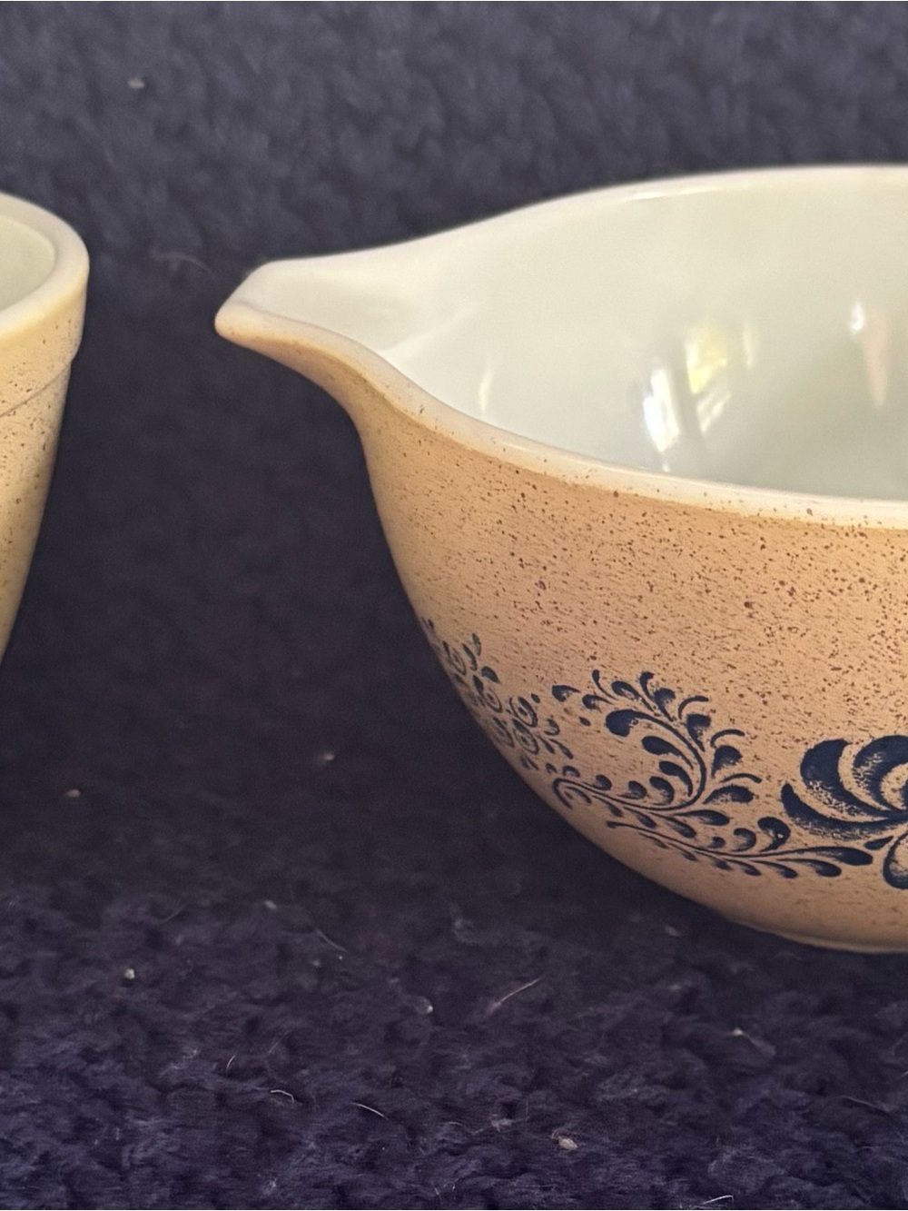Pyrex Homestead Bowls.  Both 1 1/2 pint.